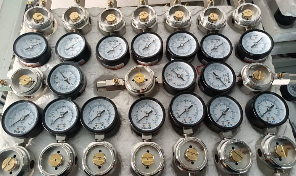 Secondary gas regulator valves for beer.